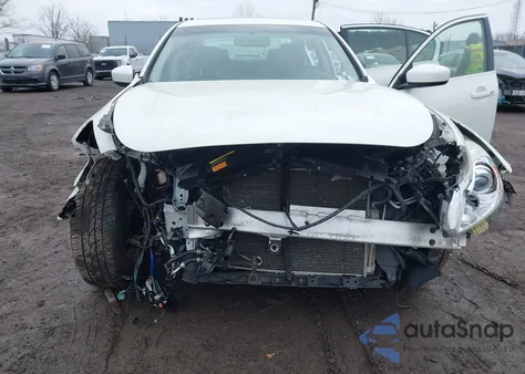 2015 Infiniti Q40 z USA, uszkodzony, nr VIN JN1CV6AR1FM650541